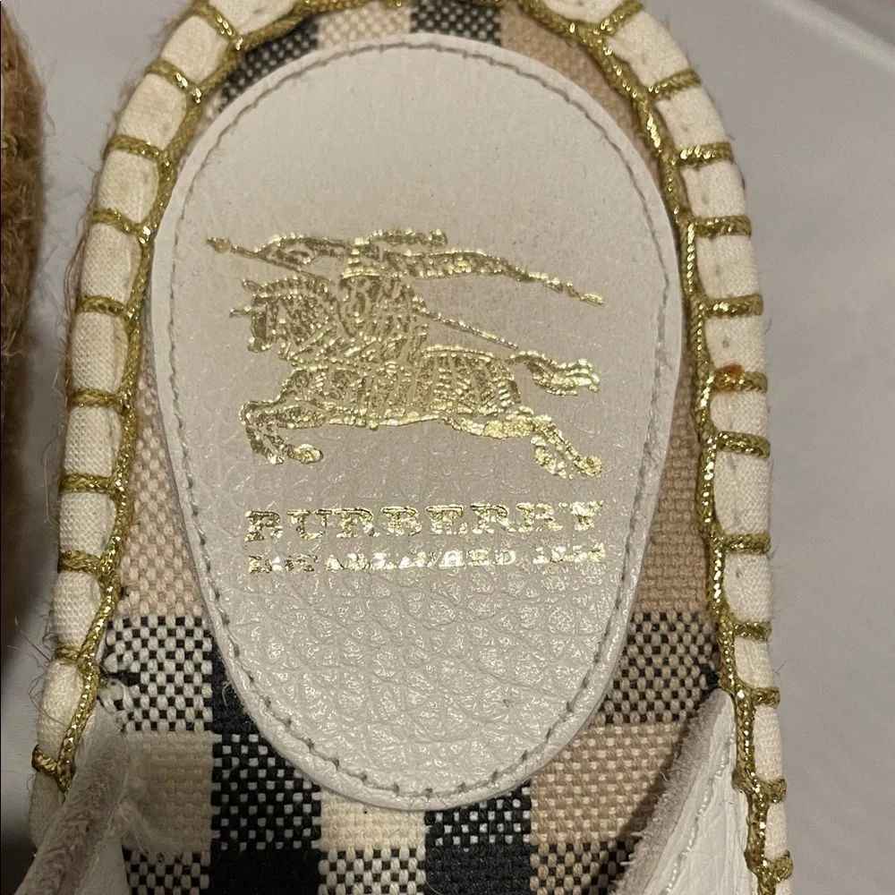Burberry elegant espadrilles
